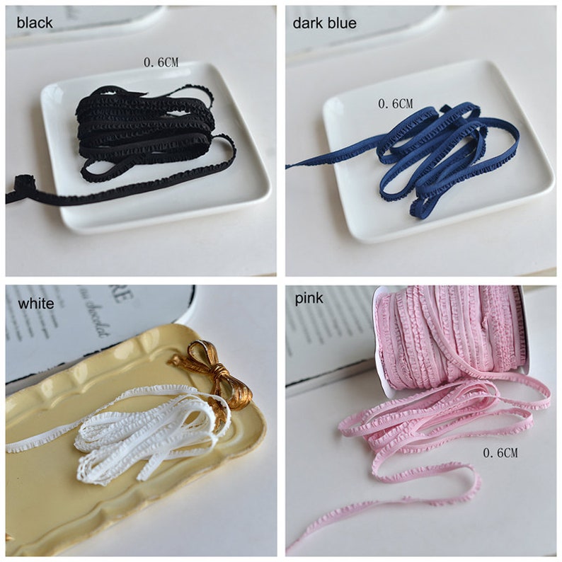 Pu&ograve; includere: Quattro bobine di passamaneria elastica arricciata in nero, blu scuro, bianco e rosa. Ogni bobina &egrave; larga 0,6 cm.