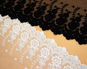 Peut inclure: Deux galons de dentelle, l'un noir et l'autre blanc. Les deux galons présentent un motif floral avec des bords festonnés.