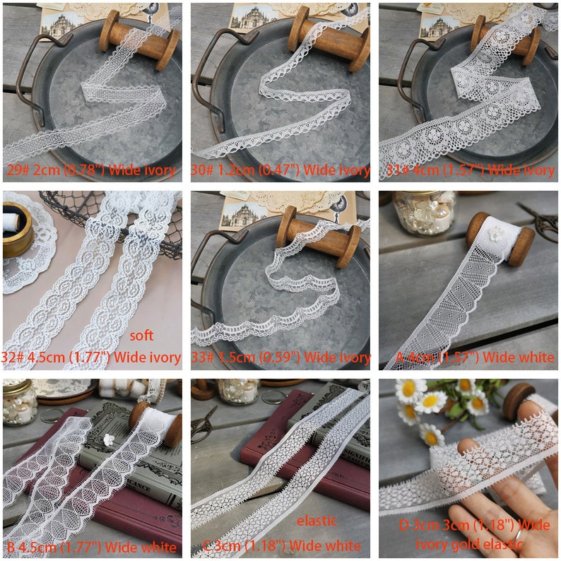 K&ouml;nnte beinhalten: Eine Sammlung wei&szlig;er Spitzenb&auml;nder in verschiedenen Breiten, darunter 2 cm, 1,2 cm, 4,5 cm, 1,5 cm, 4 cm und 3 cm. Das Spitzenband wird auf Spulen und auf einer Holzoberfl&auml;che gezeigt. Einige der Spitzenb&auml;nder sind mit "weich" und "elastisch" gekennzeichnet.