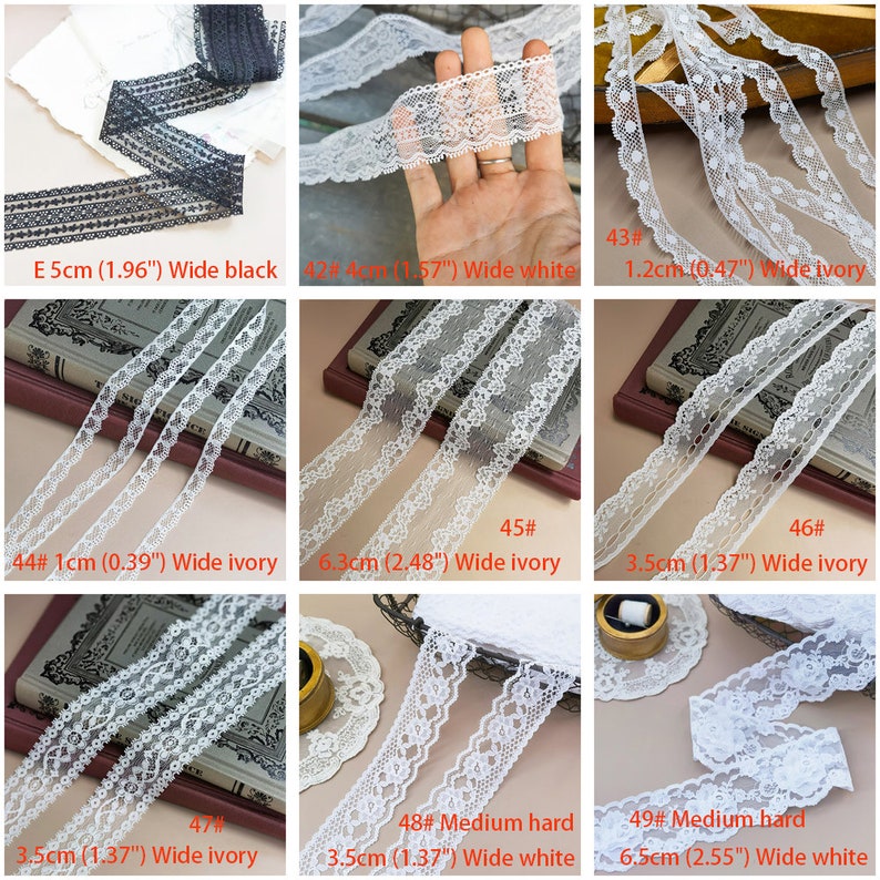 K&ouml;nnte beinhalten: Sortiment aus wei&szlig;en und schwarzen Spitzenb&auml;ndern in verschiedenen Breiten. Die Spitzenb&auml;nder sind in verschiedenen Gr&ouml;&szlig;en gezeigt, darunter 1,2 cm, 2,5 cm, 3,8 cm, 6,3 cm und 12,7 cm. Die Spitzenb&auml;nder bestehen aus zarten, filigranen Mustern.