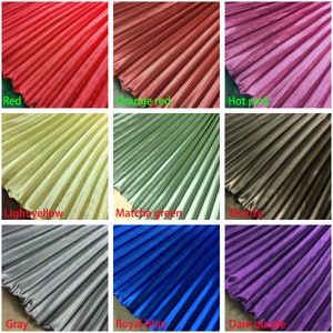 Puede incluir: Nueve muestras de tela plisada en varios colores, incluyendo rojo, rojo anaranjado, rosa intenso, amarillo claro, verde matcha, bronce, gris, azul real y morado oscuro.