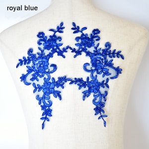 Peut inclure: Deux appliques en dentelle florale bleu royal avec un design délicat. Les appliques sont parfaites pour ajouter une touche d'élégance à tout projet.