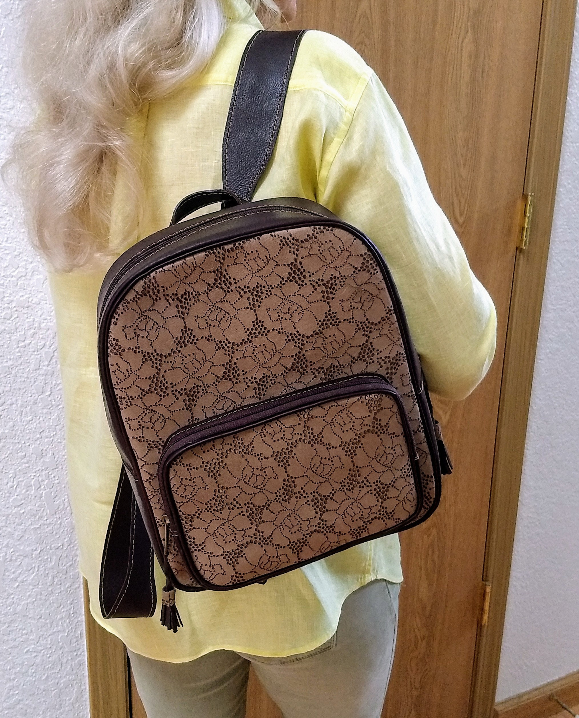 Handcrafted Classic Leather Backpack - Mid-volume, Two-tone  display picture 1