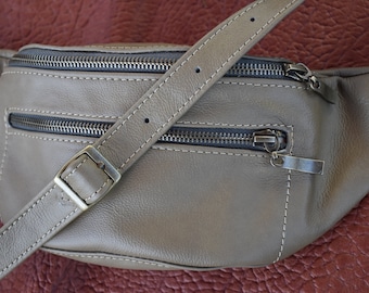 Riñonera unisex de cuero verde oliva / bolso de cadera / bolso de cinturón - dos bolsillos, duradero, hecho a mano
