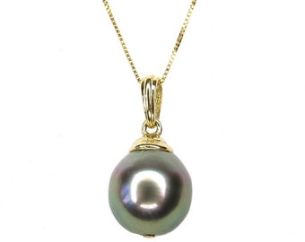 Puede incluir: Un collar dorado con un colgante de perla gris iridiscente. La perla, de forma redonda, refleja tonos verdes y morados. La cadena es fina, de tipo caja.