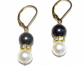 Boucles d'oreilles pendantes au dos avec perles véritables noires et blanches de 7-8 mm en or 14 carats