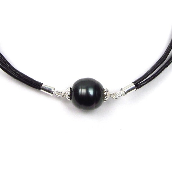 Collana Artigianale In Pelle Con Perla Nera Tahitiana 10x12mm – 3 Giri, Lunghezza 18-20"