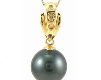 Puede incluir: Un collar con un colgante de oro adornado con una perla negra y pequeños diamantes. El colgante tiene un diseño simple con una perla redonda y una pequeña argolla adornada.