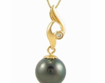 Puede incluir: Un collar de cadena de oro con un colgante de perla negra. El colgante presenta un diseño de espiral dorado con un pequeño acento de diamante.