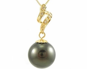 Puede incluir: Un collar de oro con un colgante de perla negra y un diseño de espiral con diamantes.