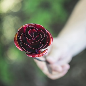 Regalo personalizado Rosa de metal rojo de hierro forjado forjado a mano imagen 5