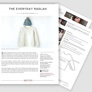 Op de afbeelding: Een breipatroon voor een witte raglantrui met een kleurrijke muts. Het patroon bevat instructies voor de maten XS, S, M, L, X1 en X2. Het patroon heet "The Everyday Raglan".