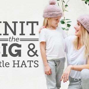 Puede incluir: Una madre y una hija llevando gorros de punto rosa a juego con pompones. El texto "KNIT the BIG & little HATS" se muestra sobre un fondo blanco.