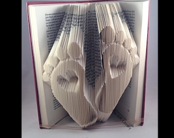 Patrones para doblar libros con pies de bebé con corazones en las plantas