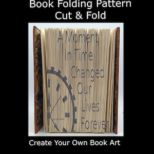 Könnte beinhalten: Ein Buchfalzmuster für eine Uhr mit dem Text "A Moment In Time Changed Our Lives Forever". Das Buch ist geöffnet und die Seiten sind gefaltet, um das Uhrendesign zu erstellen. Das Buch hat einen braunen Einband mit einem Blumendesign.