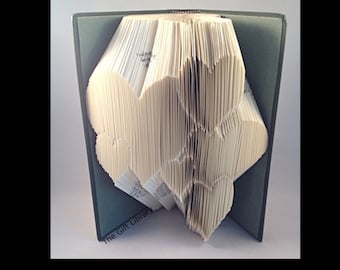 Patrón de libro plegable con 6 corazones dispersos