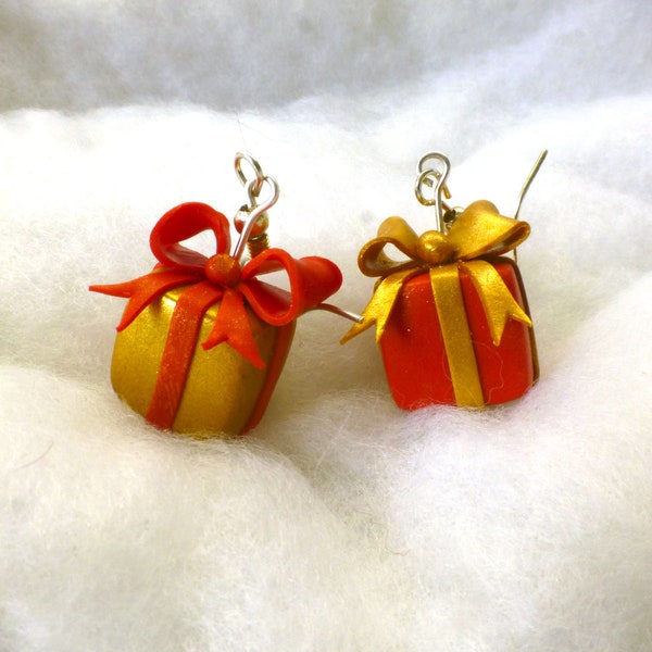 Cadeau de Noël avec ruban, rouge et or, or et rouge - boucle d'oreille