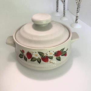 Sheffield Strawberries &#39;n Cream Stoneware Pot with Lid