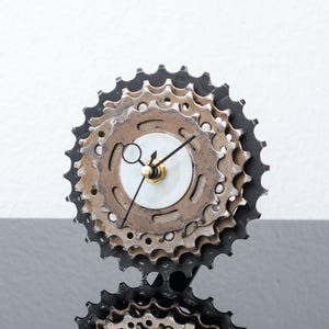 Orologio da scrivania industriale unico realizzato con ingranaggi di bicicletta riciclati, regalo perfetto per fidanzato o marito ciclista, arredamento per garage o ufficio