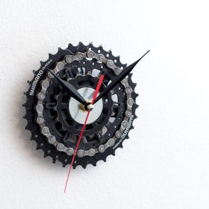 Reloj de pared de bicicleta único, hecho con piezas de bicicleta recicladas