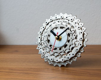 Petite horloge de vélo - Horloge de bureau de vélo - Horloge unique - Décor Steampunk - Décor industriel - Cadeau de petit ami - Cadeau de mari - Cadeau de père