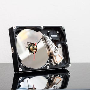 Regalo para un nerd de la informática, reloj de escritorio con piezas de ordenador, disco duro reciclado, regalo de ingeniero para él