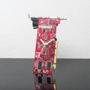 Relógio vermelho exclusivo, relógio de placa de circuito vermelha, presente para namorado, presente único, presente para marido, relógio industrial, relógio de computador reciclado, presente para pai