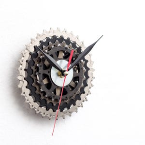 Relógio de parede com peças de bicicleta, presente exclusivo para ciclistas feito de engrenagens e rodas dentadas de bicicleta recicladas