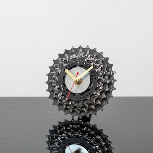 Regalo de cumpleaños único para novio o esposo ciclista, increíble reloj de escritorio hecho con engranajes de bicicleta, acento de escritorio Steampunk para él