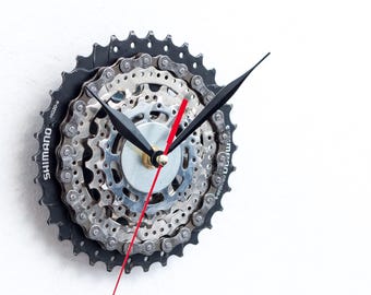 Fahrrad-Ausrüstung Wanduhr - Perfektes Geschenk für Radfahrer, handgefertigt aus recycelten Fahrradteilen