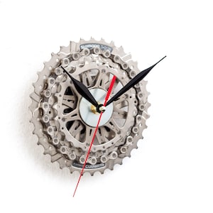 Reloj de pared silencioso fabricado con piezas de bicicleta recicladas. Regalo ideal para amantes de la bicicleta.