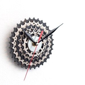 Einzigartige Fahrrad-Wanduhr aus recycelten Fahrradteilen