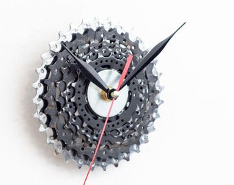 Reloj de pared silencioso fabricado con piezas de bicicleta recicladas. Regalo ideal para amantes de la bicicleta.