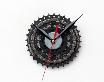 Reloj de pared con piezas de bicicleta / Regalo personalizado para ciclistas / Grabado personalizado