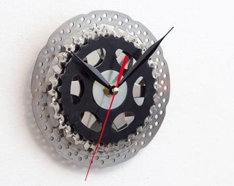 Große Fahrrad-Zahnräder Wanduhr, Geschenk für Radfahrer Freund oder Ehemann, recycelte Fahrrad-Kettenräder Uhr, moderne Silber und schwarze Metalluhr