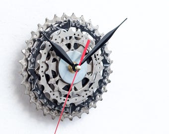 Stille Wanduhr aus recycelten Fahrradteilen, Geschenk für Fahrradliebhaber für Mann oder Freund
