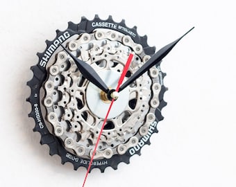 Reloj de pared con engranajes de bicicleta: regalo perfecto para ciclistas, hecho a mano con piezas de bicicleta recicladas.