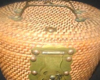 Vintage Straw Bucket Handbag: Mod Style Metal Latch Purse