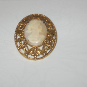 Florenza Cream White Bone Lady Cameo Brooch Pin-Signed/Costume Jewelry/Vintage Brooches Cameo Pin