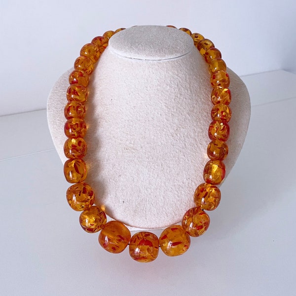 1960er Lucite Graduierte FAUX Bernstein Perlen Halskette