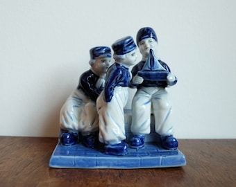 Antiker um 1900 Delft Vater mit Kindern, die mit Spielzeugboot spielen - signiert