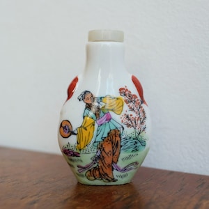 Vintage Chinese Hand Painted Porcelain Snuff Bottle