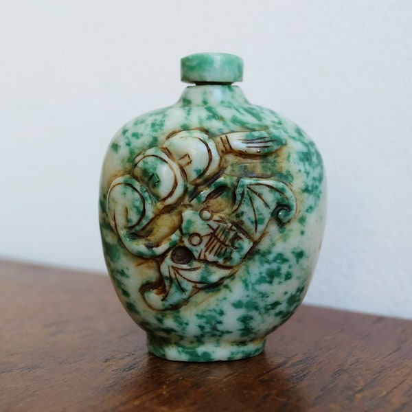 Vintage chino "Inmortalidad y Prosperidad" Tallado Greenstone Snuff Botella