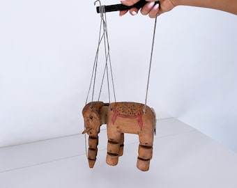 Marioneta de elefante articulada de madera tallada birmana de la década de 1950
