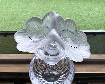 Una gran botella de perfume de cristal Lalique de dos anémonas "Deux Fleurs"