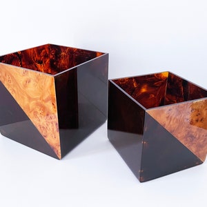 Dos cajas de almacenamiento de madera de lucita y nudo de imitación de carey de Willy Rizzo de los años 70
