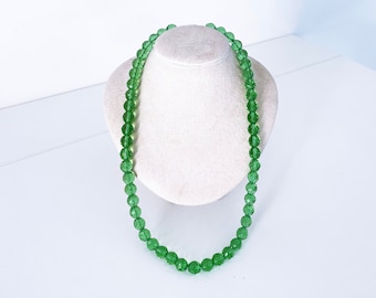 Collana con perline di cristallo sfaccettate verde schiuma marina degli anni '30