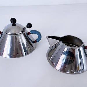 Puede incluir: Un letrero de madera rústica con la frase "Welcome to our home" en letras blancas. El letrero presenta un acabado envejecido y un diseño sencillo y acogedor.