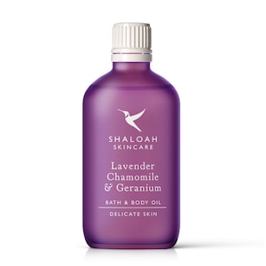 Peut inclure: Une bouteille en verre violette avec un bouchon blanc et un logo de colibri blanc. La bouteille est &eacute;tiquet&eacute;e "Shaloah Skincare Lavender Chamomile & Geranium Bath & Body Oil Delicate Skin".