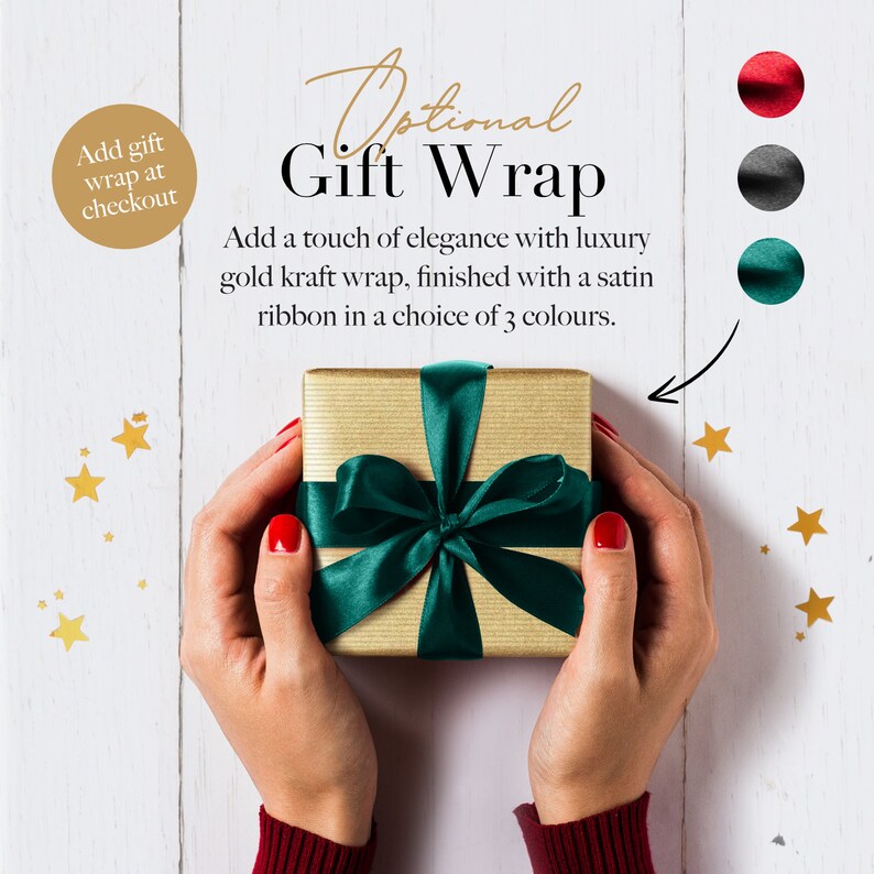 Peut inclure: Une bo&icirc;te cadeau dor&eacute;e avec un ruban en satin vert. Le texte "Emballage cadeau en option" est au-dessus de la bo&icirc;te. Le texte "Ajouter une touche d'&eacute;l&eacute;gance avec un papier kraft dor&eacute; de luxe, fini avec un ruban en satin dans un choix de 3 couleurs." est sous la bo&icirc;te. Le texte "Ajouter un emballage cadeau &agrave; la caisse" est dans un cercle dans le coin sup&eacute;rieur gauche de l'image.
